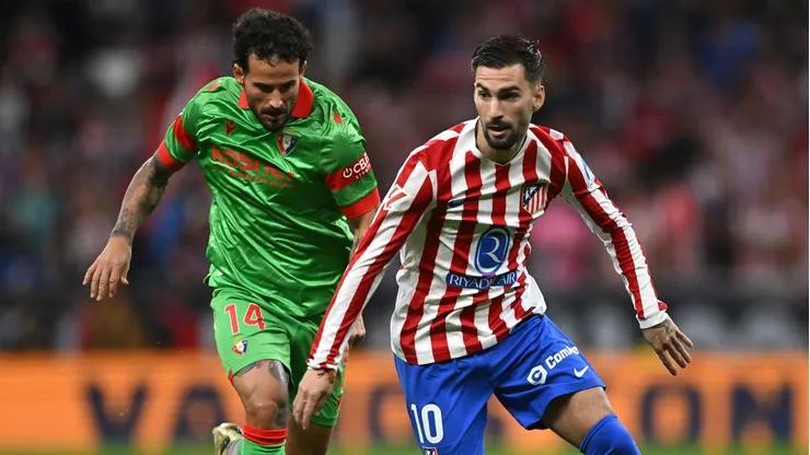 MADRID, SPAIN - OCTOBER 18: Alex Baena of Atletico de Madrid on the ball whilst under pressure by Ruben Garcia of CA Osasuna during the LaLiga EA Sports match between Atletico de Madrid and CA Osasuna at Riyadh Air Metropolitano on October 18, 2025 in Madrid, Spain. (Photo by Denis Doyle/Getty Images)