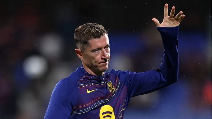 Lewandowski pode fechar com Atlético de Madrid após deixar o Barcelona. (Photo by Judit Cartiel/Getty Images)