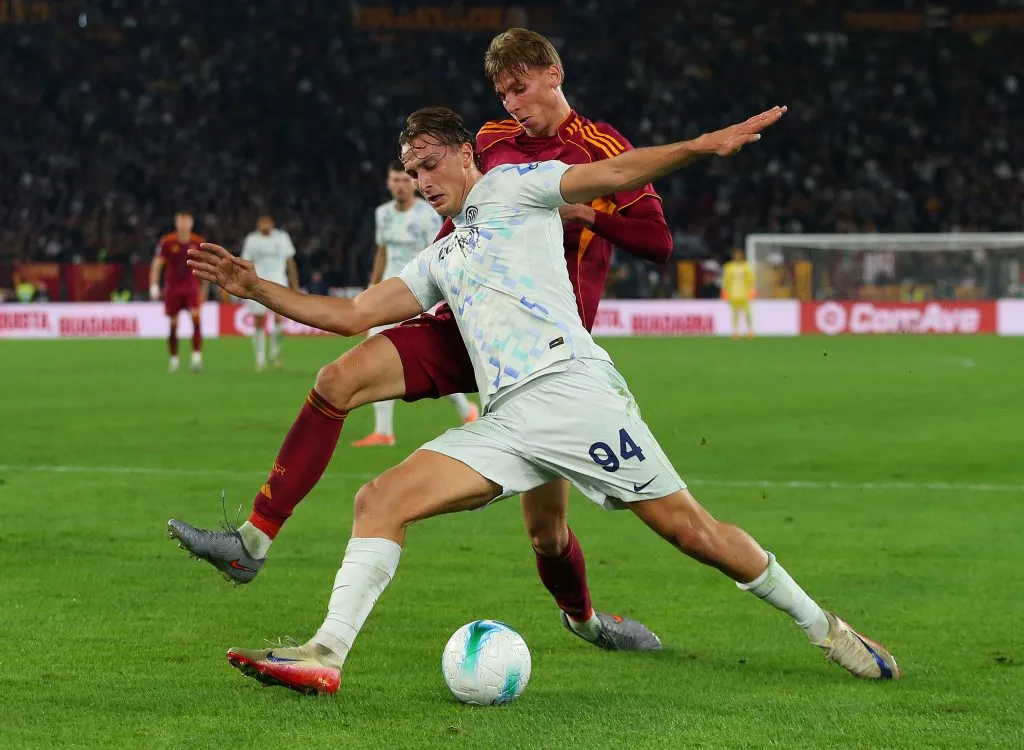 Jogadores de Roma e Inter de Milão disputam a bola no clássico. (Photo by Paolo Bruno/Getty Images)
