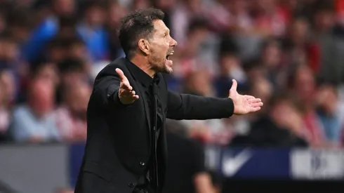 Apesar da vitória, Diego Simeone demonstrou insatisfação com a arbitragem e elogiou a organização da equipe, reforçando que o foco principal agora está na partida contra o Arsenal pela Champions League. (Photo by Denis Doyle/Getty Images)