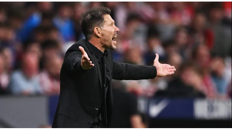 Apesar da vitória, Diego Simeone demonstrou insatisfação com a arbitragem e elogiou a organização da equipe, reforçando que o foco principal agora está na partida contra o Arsenal pela Champions League. (Photo by Denis Doyle/Getty Images)