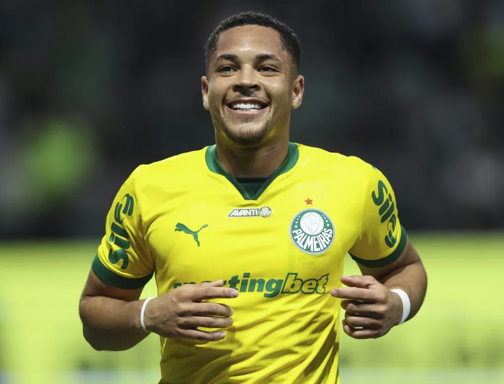 Vitor Roque, atacante do Palmeiras, não quer deixar o clube neste momento para retornar à Europa, segundo o Antenados no Futebol. O jogador já viveu uma experiência no Barcelona, mas sem chances, foi emprestado ao Real Betis, e quando retornou ao time catalão, não foi aproveitado. Hoje no Palmeiras, ele vive boa fase (Foto: Alexandre Schneider/Getty Images)