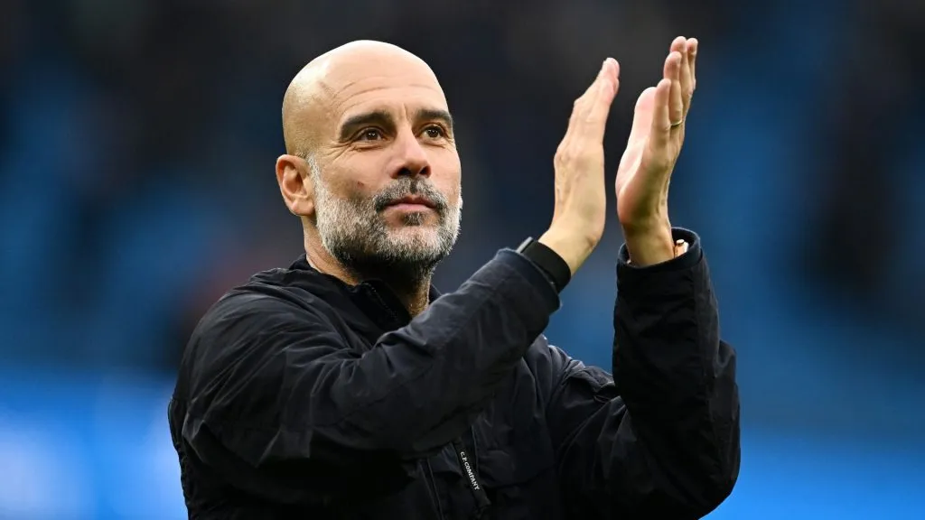 Guardiola cumprimenta torcedores do Manchester City (foto: Gareth Copley/Getty Images)