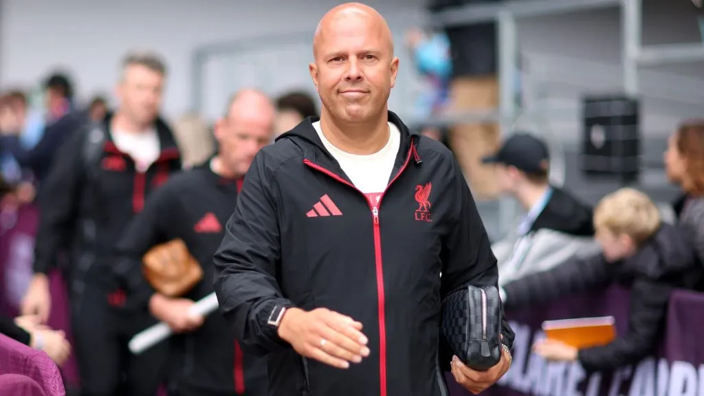 Arne Slot definiu o time titular do Liverpool contra o Manchester United (foto: Matt McNulty/Getty Imagens)