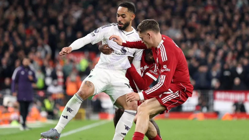 Matheus Cunha em disputa com Florian Wirtz em Liverpool x Manchester United (Foto: Micheal Regan/Getty Images)