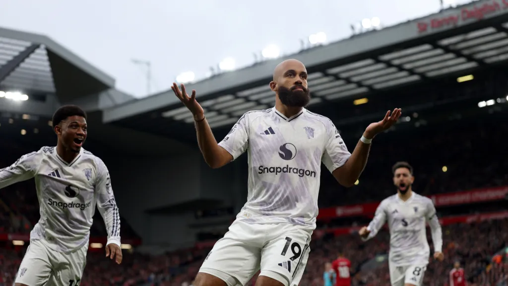 Mbeumo marca contra o Liverpool. (Foto: Michael Regan/Getty Images)