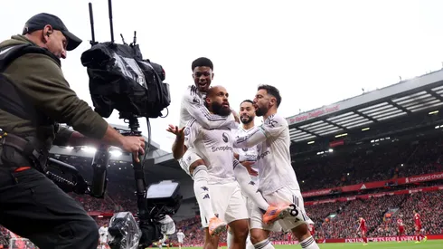 Bryan Mbeumo e jogadores do Manchester United celebrando gol em Anfield. (Photo by Michael Regan/Getty Images)