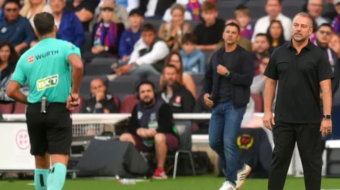 BARCELONA, SPAIN - OCTOBER 18: Referee, Jesus Gil Manzano shows a red card to Hansi Flick, Head Coach of FC Barcelona, during the LaLiga EA Sports match between FC Barcelona and Girona FC at Spotify Camp Nou on October 18, 2025 in Barcelona, Spain. (Photo by Alex Caparros/Getty Images)