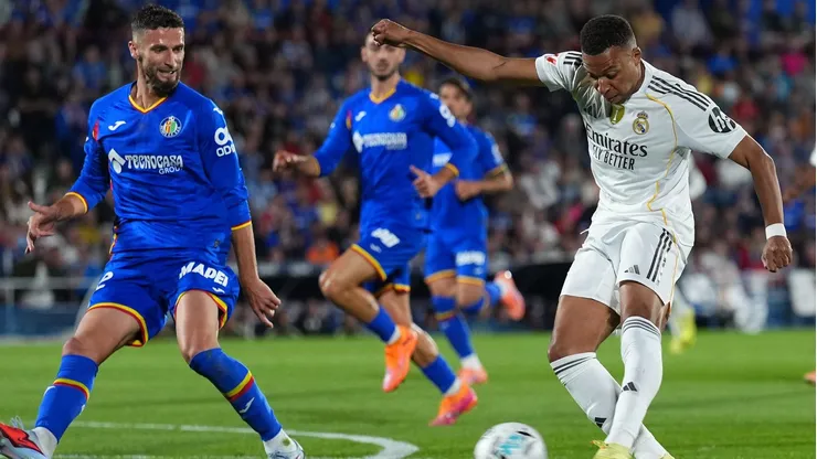 GETAFE, SPAIN - OCTOBER 19: Kylian Mbappe of Real Madrid shoots whilst under pressure from Domingos Duarte of Getafe CF during the LaLiga EA Sports match between Getafe CF and Real Madrid CF at Coliseum Alfonso Perez on October 19, 2025 in Getafe, Spain. (Photo by Angel Martinez/Getty Images)