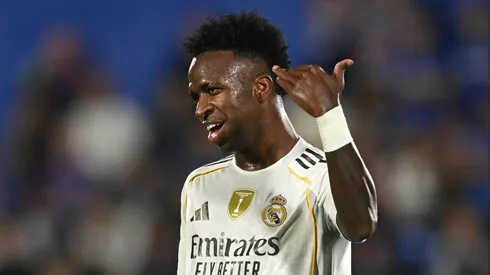 Vinícius Júnior fazendo um gesto na vitória do Real Madrid sobre o Getafe. (Photo by Denis Doyle/Getty Images)