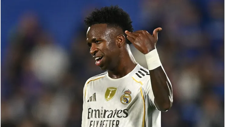 Vinícius Júnior fazendo um gesto na vitória do Real Madrid sobre o Getafe. (Photo by Denis Doyle/Getty Images)
