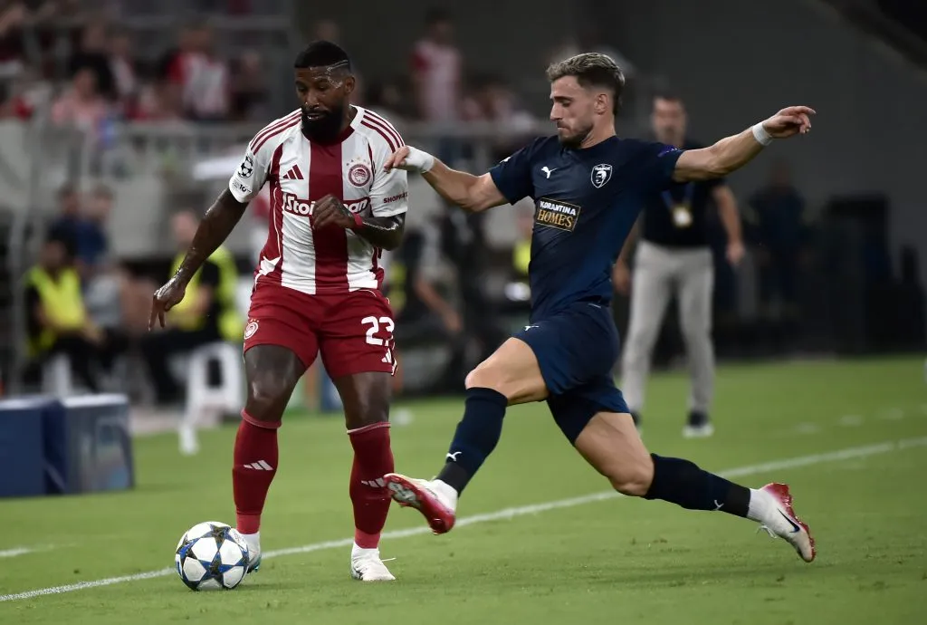 Rodinei, lateral-direito do Olympiacos. Foto: Milos Bicanski/Getty Images