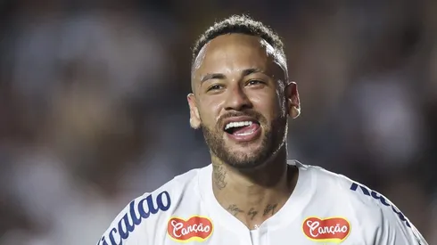 Neymar comemora gol pelo Santos. Foto: Alexandre Schneider/Getty Images