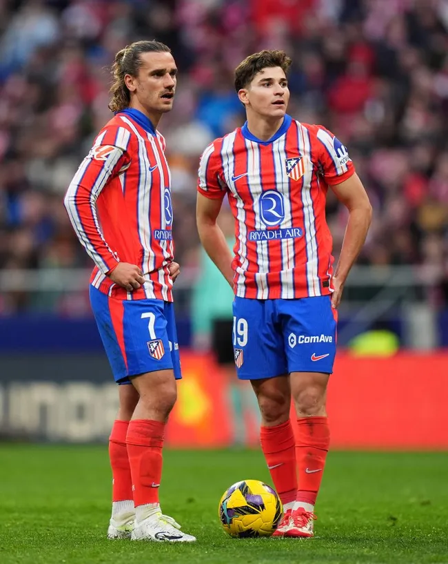 Antoine Griezmann e Julián Álvarez juntos pelo Atlético de Madrid. Jogadores devem ser titulares contra o Arsenal nesta terça-feira (21). (Foto: Angel Martinez/Getty Images)
