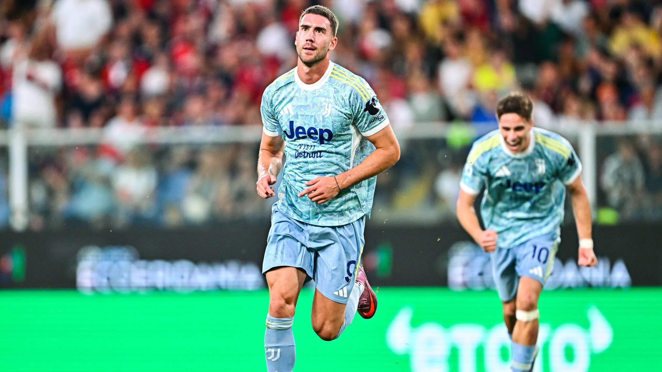 Vlahovic, alvo do Liverpool, de uniforme azul em jogo da Juventus. Foto: Simone Arveda/Getty Images