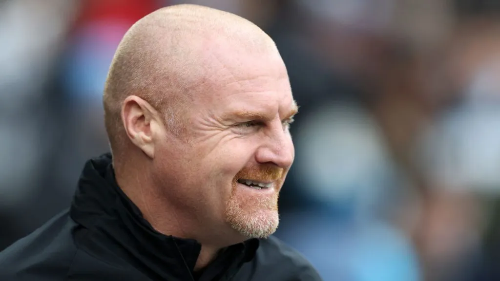 Sean Dyche assiste partida da Premier League. Foto: Carl Recine/Getty Images