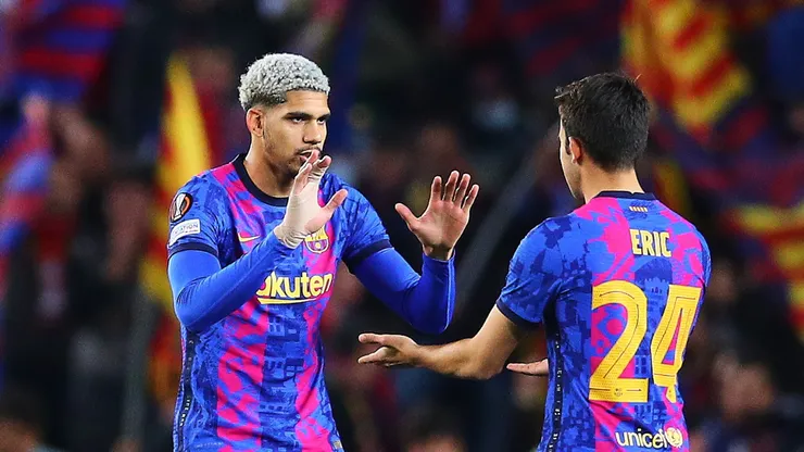 Ronald Araújo e Eric García, do Barcelona. (Foto: Eric Alonso/Getty Images)