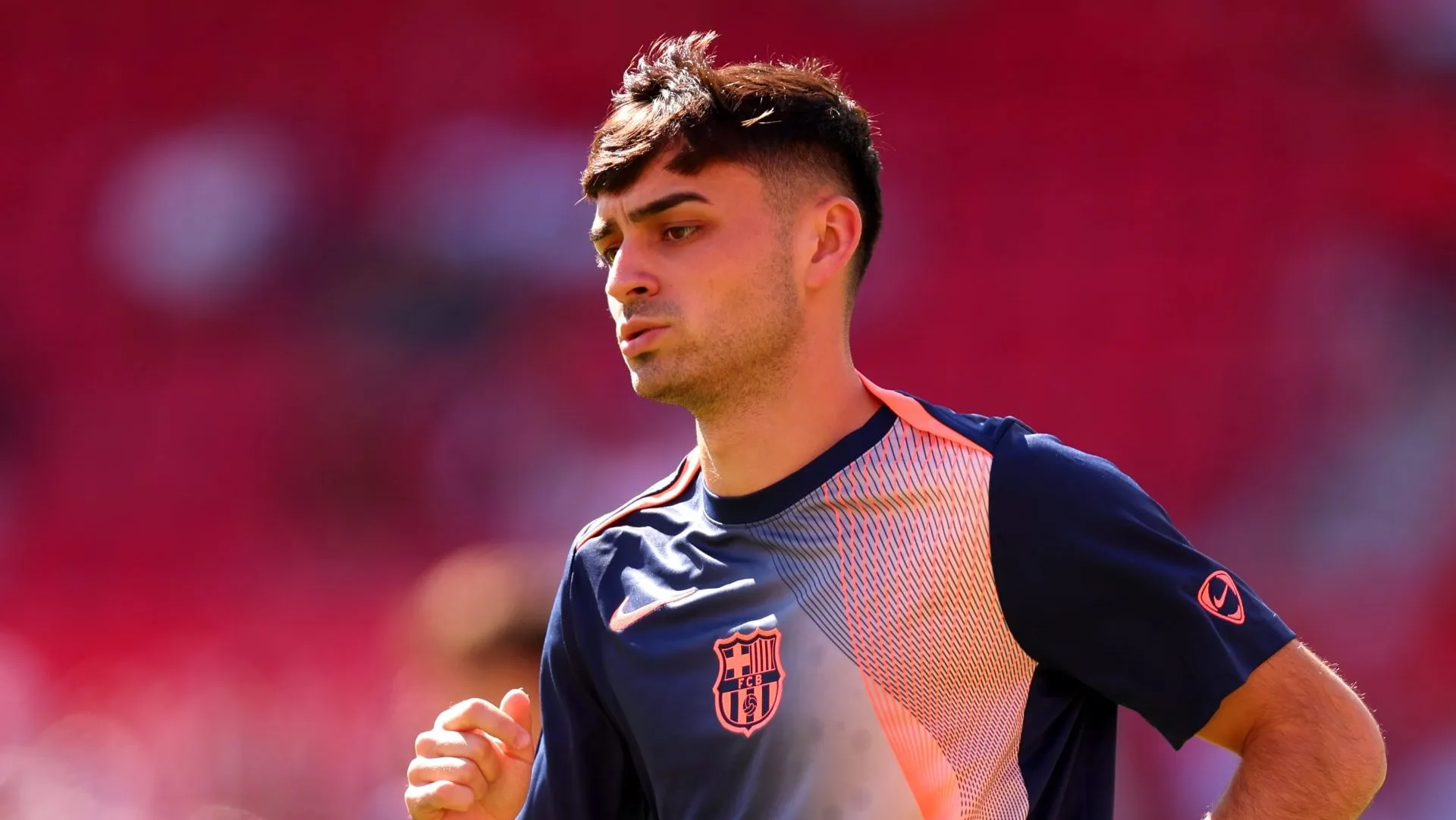 Pedri trotando durante treinamento do Barcelona