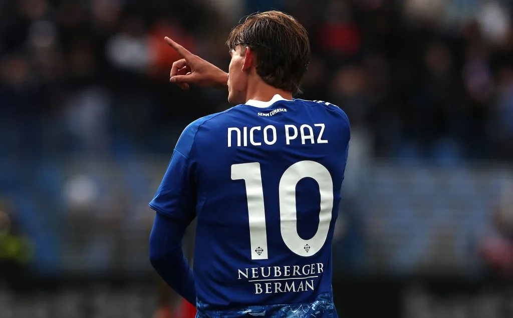 Nico Paz em jogo do Como apontando para o céu (Photo by Marco Luzzani/Getty Images)