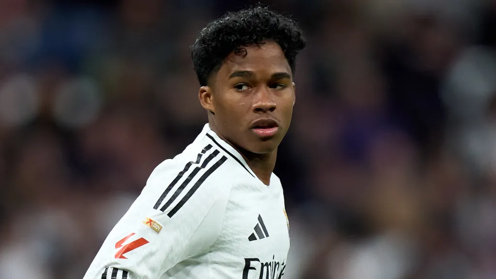 Endrick durante partida com a camisa do Real Madrid (Foto: Angel Martinez/Getty Images)