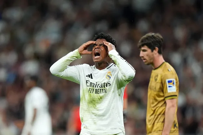 Endrick fica irritado durante jogo do Real Madrid. (Photo by Angel Martinez/Getty Images)