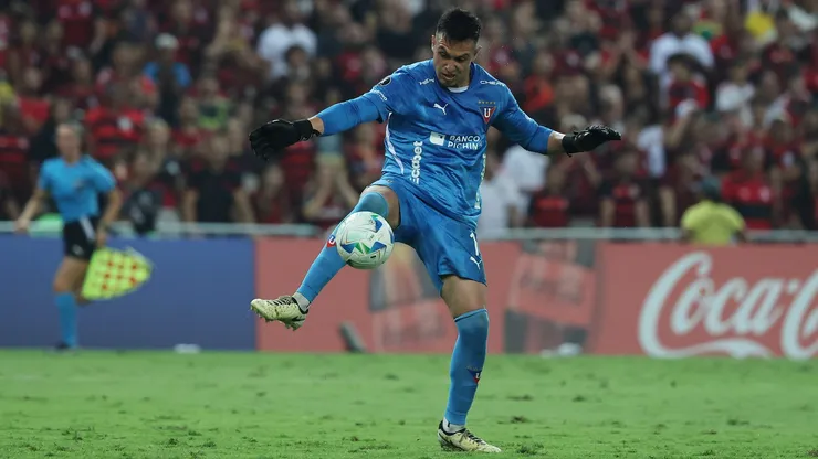 O goleiro Gonzalo Valle em ação pela LDU (Wagner Meier/Getty Images)