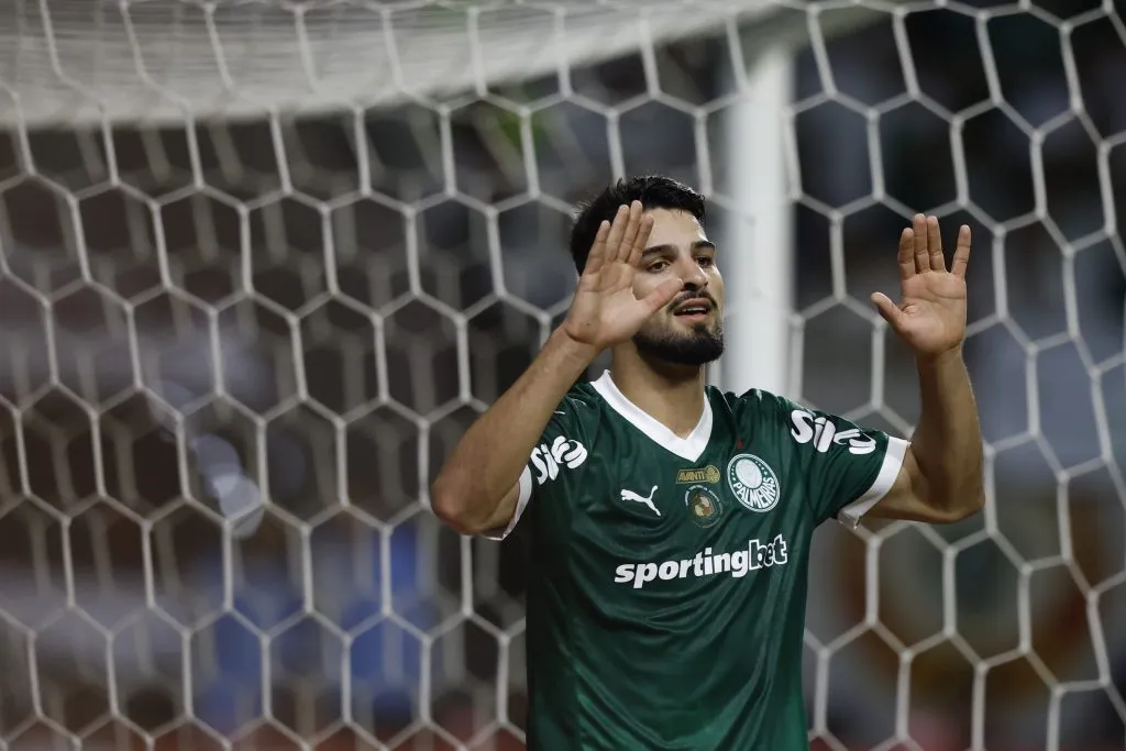 Flaco López celebrando um gol com a camisa verde do Palmeiras (Photo by Miguel Schincariol/Getty Images)