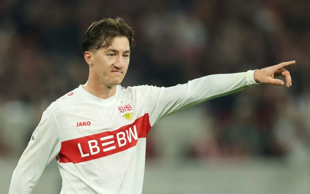 Angelo Stiller vestindo a camisa do Stuttgart, da Alemanha
