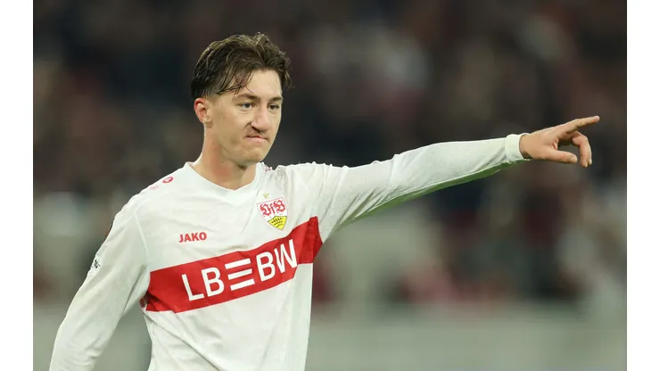 Angelo Stiller cobiçado por clubes como o Manchester United - Foto: Alexander Hassenstein/Getty Images