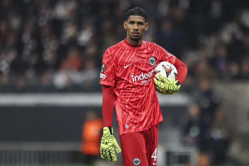Kauã Santos deve começar como titular no Frankfurt (Photo by Maja Hitij/Getty Images)