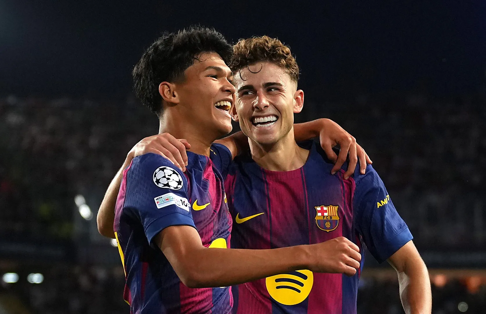 Dro Fernández e Fermín Lóoez abraçados em jogo do Barcelona. Dro é alvo do Manchester City