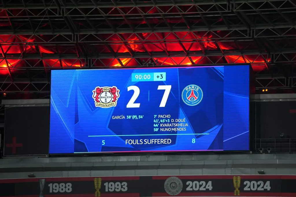 Placar do confronto de hoje na BayArena. (Photo by Pau Barrena/Getty Images)