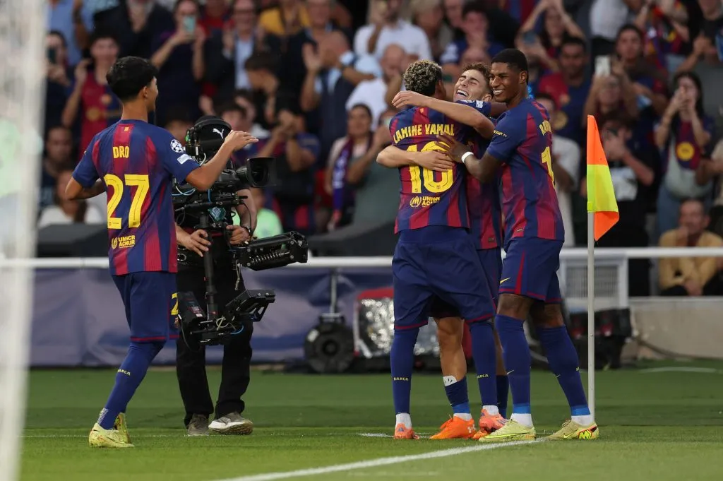 Time do Barcelona comemora goleada contra o Olympiacos antes de El Clasico – Foto: Judit Cartiel/Getty Images