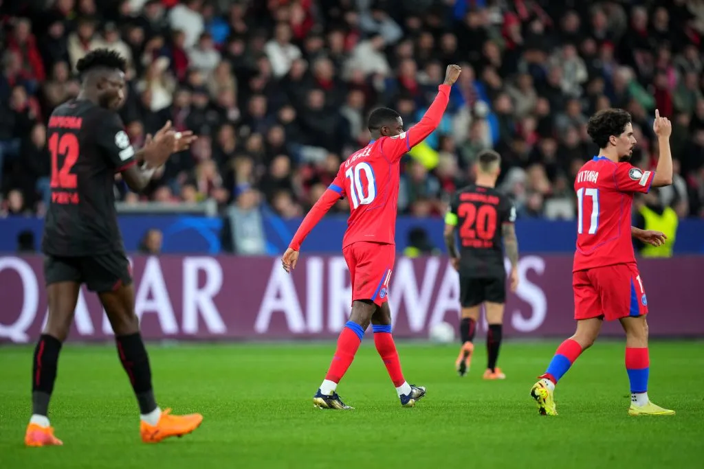 Dembélé comemorando gol contra o Bayer Leverkusen. (Photo by Pau Barrena/Getty Images)