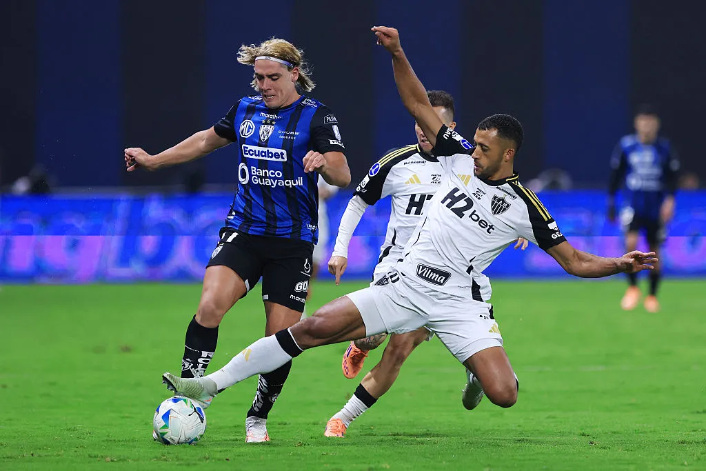 Claudio Spinelli, do Independiente del Valle, é interceptado por Vitor Hugo, do Atlético-MG. Franklin Jacome/Getty Images.