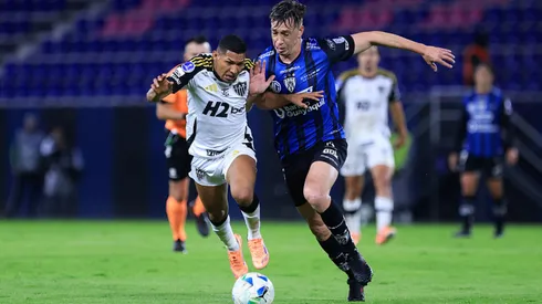 Rony e Richard Schunke disputam a bola em Independiente del Valle x Atlético-MG.