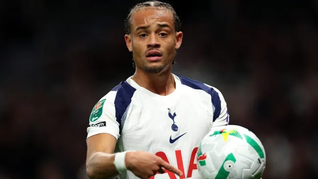Xavi Simons reage durante partida da Carabao Cup. Foto: Justin Setterfield/Getty Images