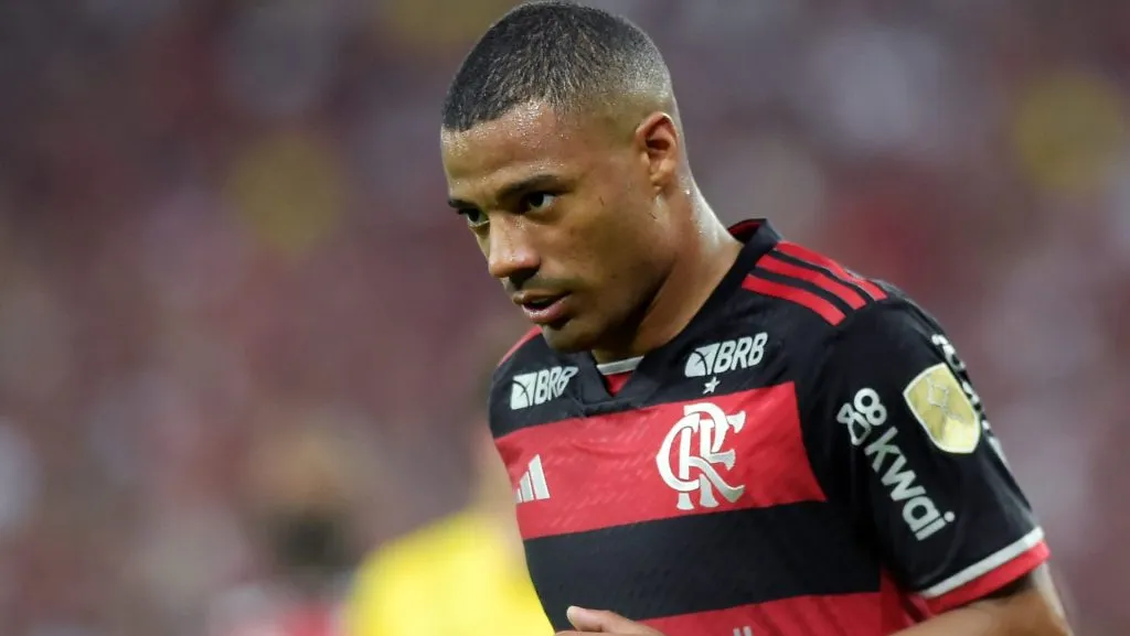 De La Cruz usando a camisa do Flamengo (Photo by Dhavid Normando/Getty Images)
