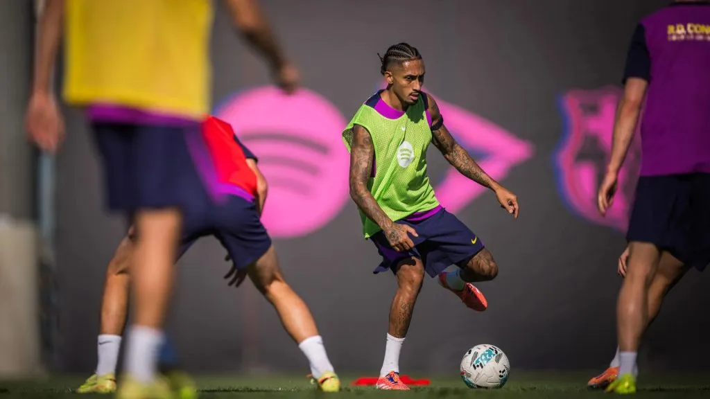 Raphinha voltou a treinar pelo Barcelona e disputa uma vaga para defender a Seleção Brasileira na próxima Copa do Mundo (foto: Marc Graupera/FC Barcelona)