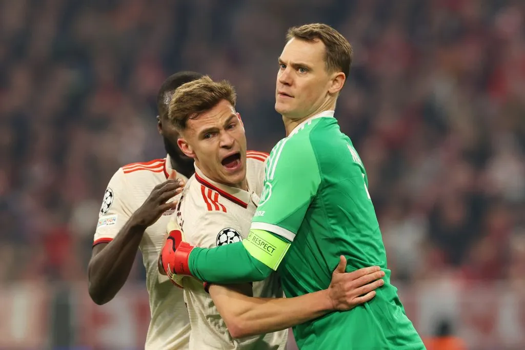 Manuel Neuer, do Bayern de Munique (D), comemor com seu companheiro de equipe Joshua Kimmich, durante a partida de ida das oitavas de final da Liga dos Campeões da UEFA. (Foto: Alexander Hassenstein/Getty Images)