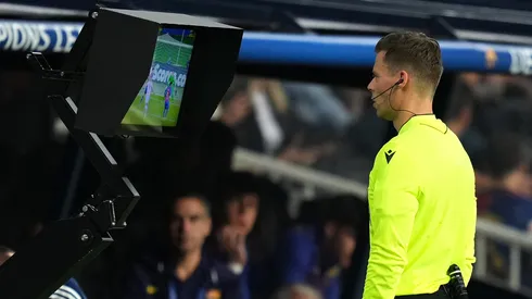 VAR durante a partida do Barcelona contra o Olympiacos. (Foto: Alex Caparros/Getty Images)