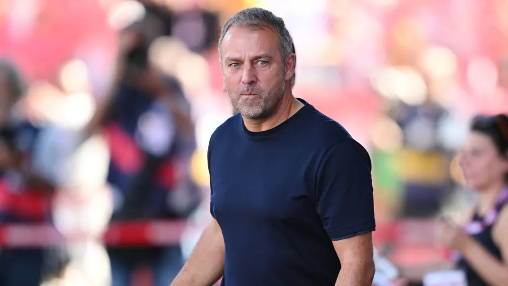 Hansi Flick antes de partida do Barcelona contra o Girona (Foto: David Ramos/Getty Images)