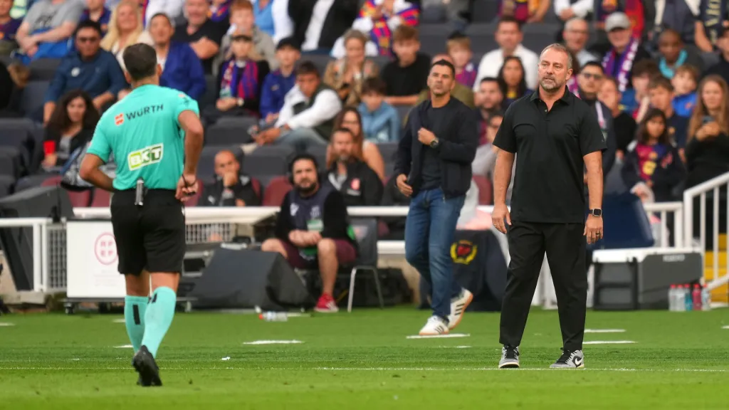 Hansi Flick recebe cartão vermelho pelo Barcelona. (Foto: Alex Caparros/Getty Images)