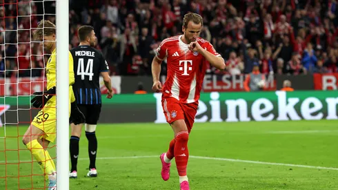 Harry Kane, beijando o dedo, comemora gol pelo Bayern.