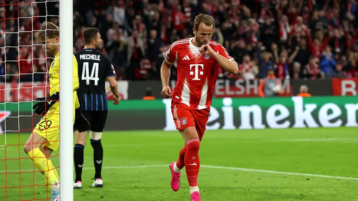 Harry Kane, beijando o dedo, comemora gol pelo Bayern.