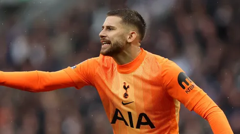Guglielmo Vicario foi responsável por segurar o empate em Monaco x Tottenham - Foto: Julian Finney/Getty Images