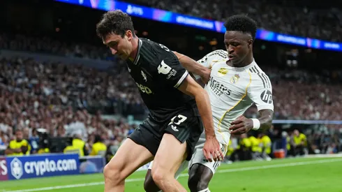 Nas redes, torcedores dividiram opiniões entre alívio, críticas e memes sobre o “ônibus estacionado” da Juve. (Photo by Angel Martinez/Getty Images)