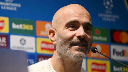 O técnico Enzo Maresca em entrevista no Chelsea (Photo by Alex Broadway/Getty Images)