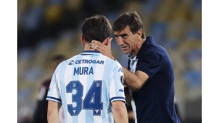 Gustavo Costas conversando com Facundo Mura em Flamengo x Racing (Photo by Wagner MeierGetty Images)