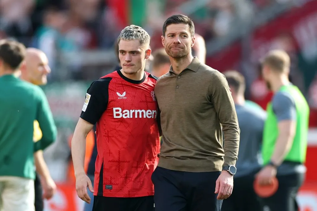Xabi Alonso e Florian Wirtz quando ainda estavam no Bayer Leverkusen. O treinador comparou Arda Guler, do Real Madrid, com Wirtz, que hoje está no Liverpool (Foto: Lars Baron/Getty Images)